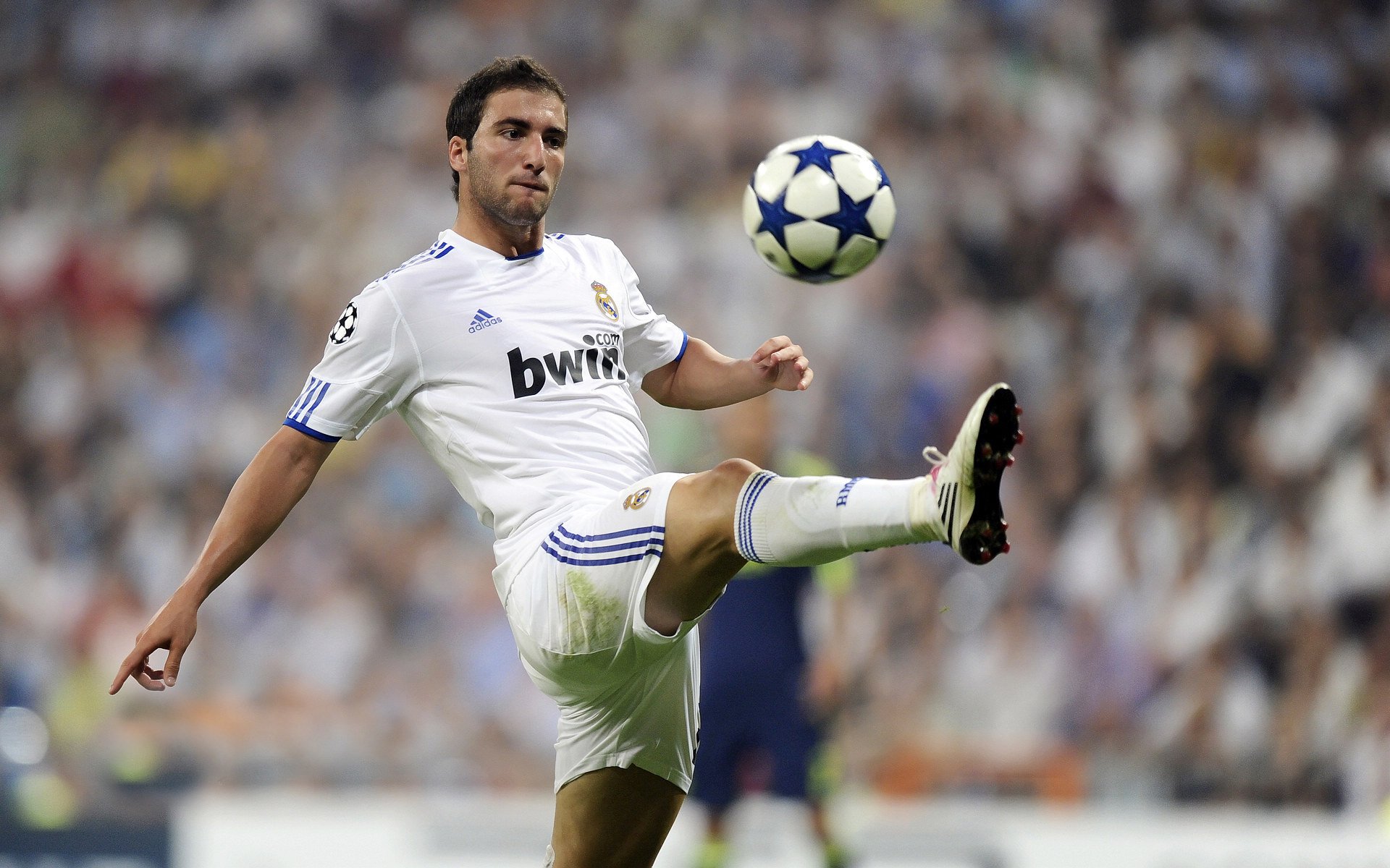 开云体育中国-湖人对阵快船，克莱关键回合不手软，诠释大心脏本色  第1张